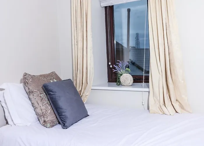 Bright 3Bed Sleeps 9 With Secret Garden 5Min Walk To Town