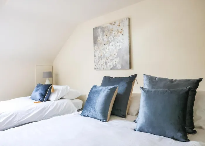 Bright 3Bed Sleeps 9 With Secret Garden 5Min Walk To Town
