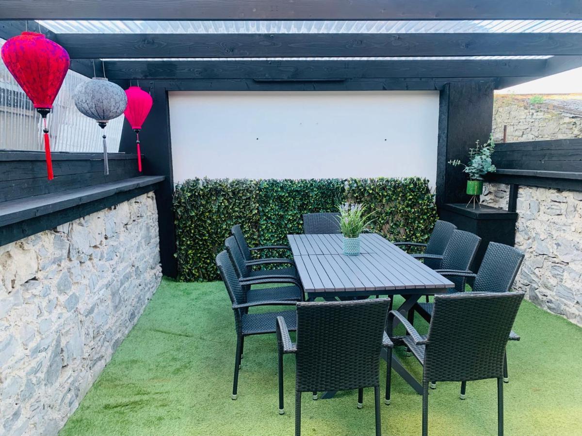 Bright 3bed Sleeps 9 With Secret Garden 5min Walk To Town Villa *